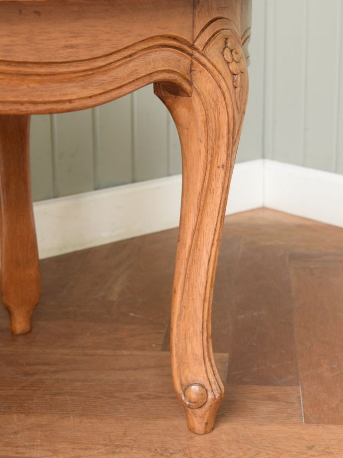 アンティークテーブルの脚