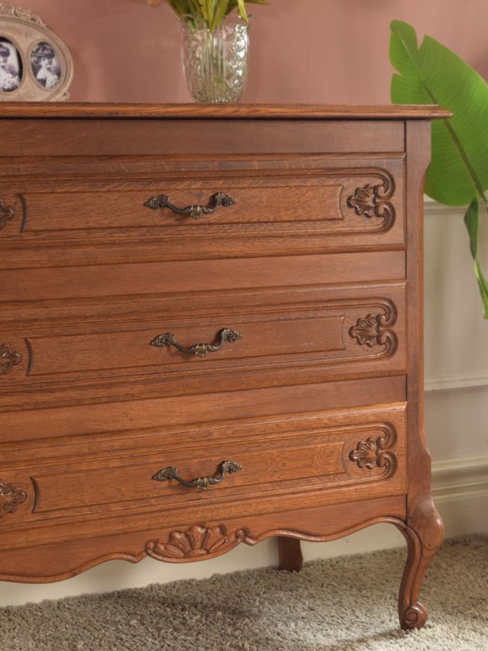 フランスの家具らしい美しいフォルム