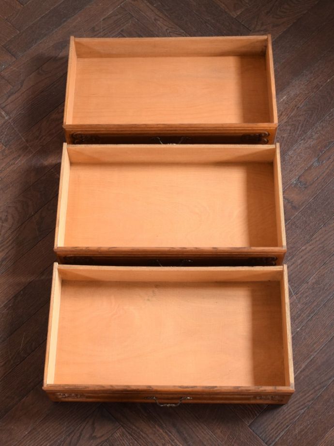 アンティークチェストの引き出しの中