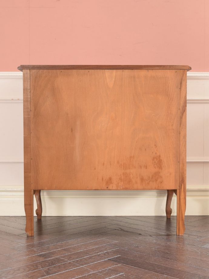 チェストの後ろ姿