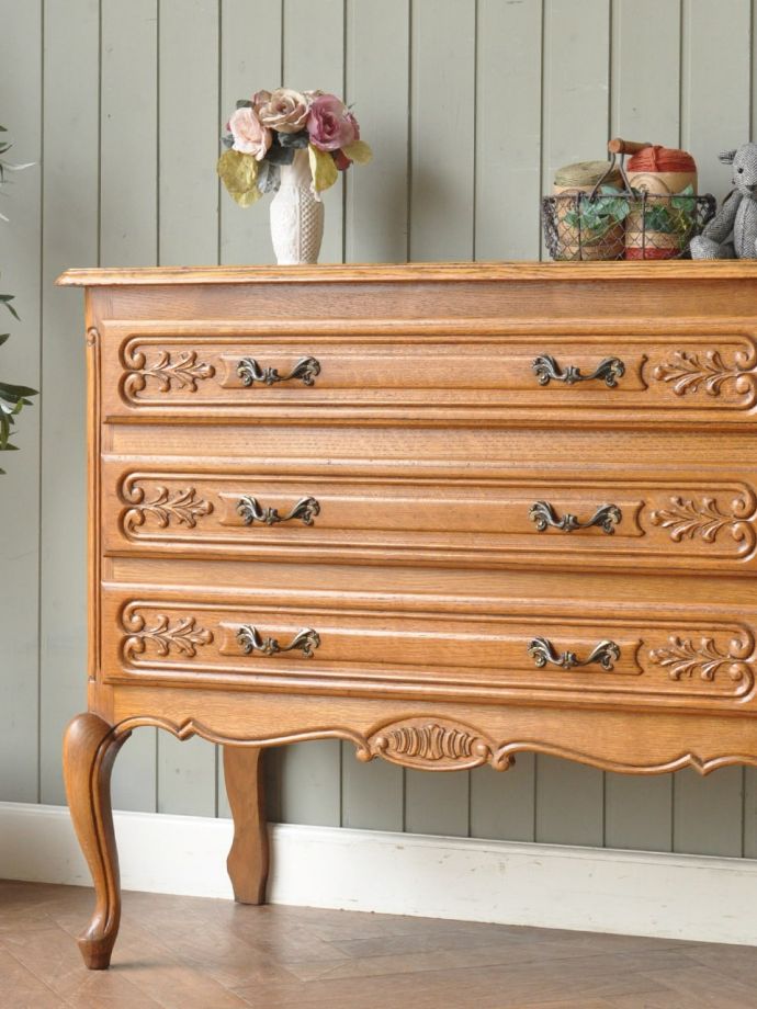 フランスの家具らしい美しいフォルム