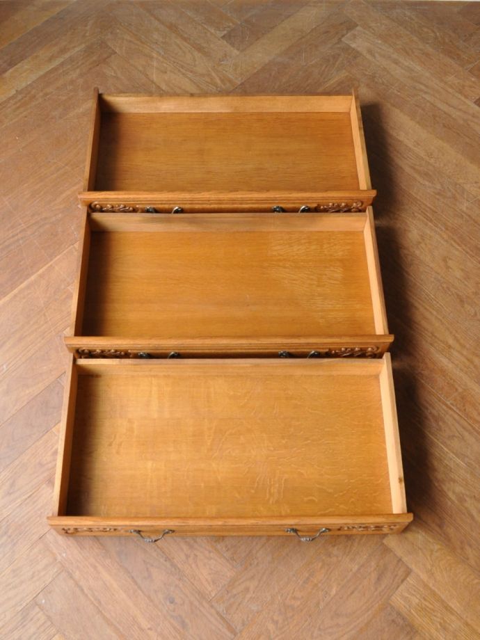 アンティークチェストの引き出しの中