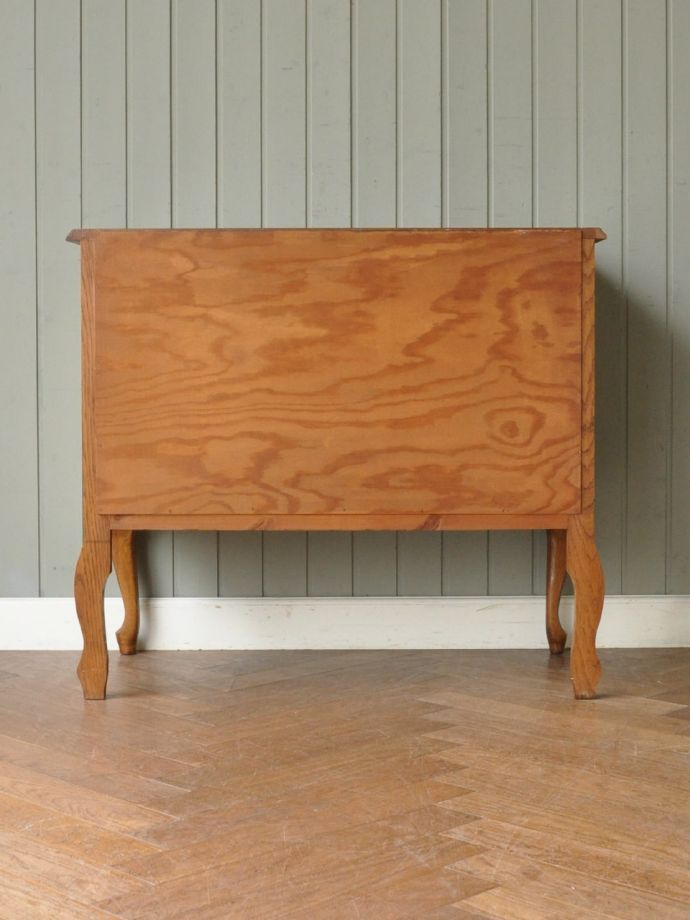 チェストの後ろ姿