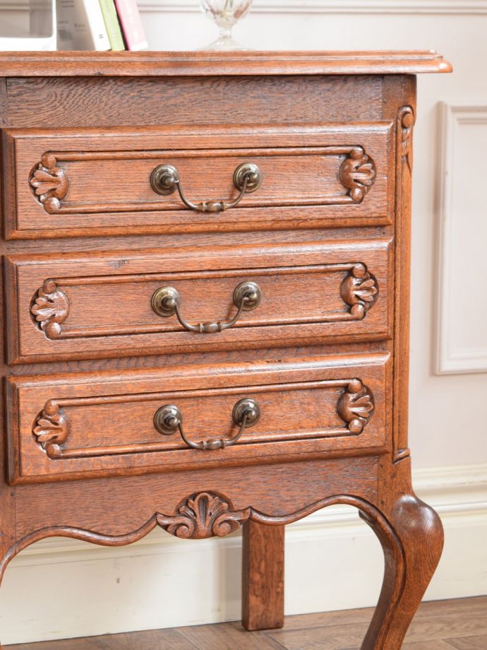 フランスの家具らしい美しいフォルム