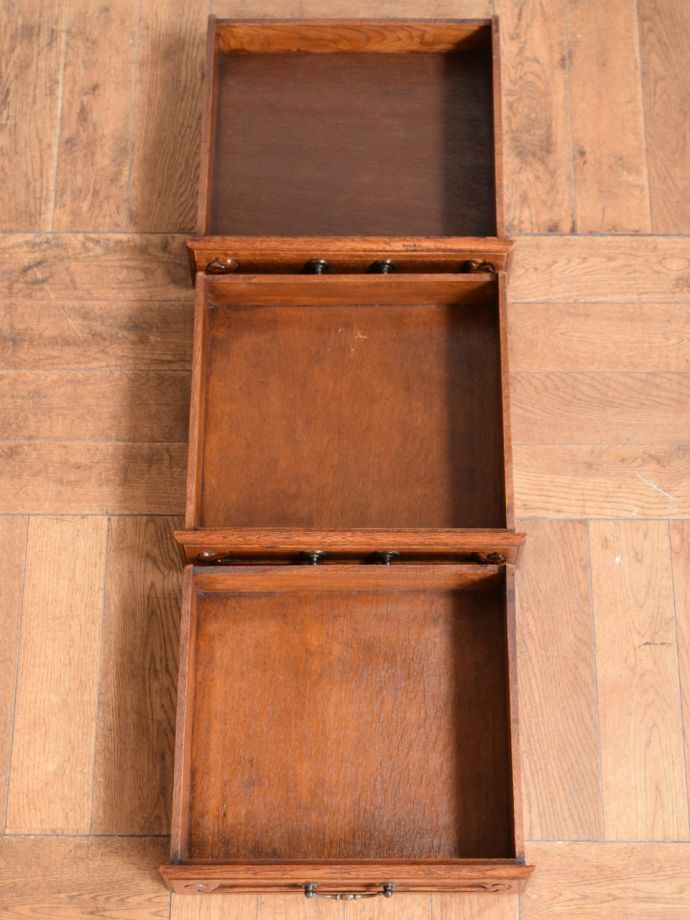 アンティークチェストの引き出しの中