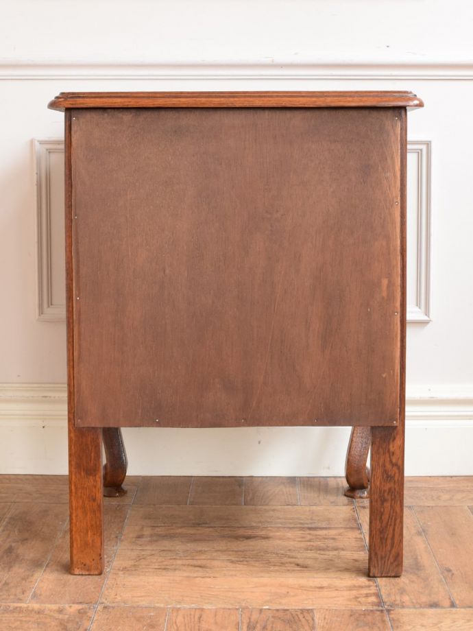 チェストの後ろ姿