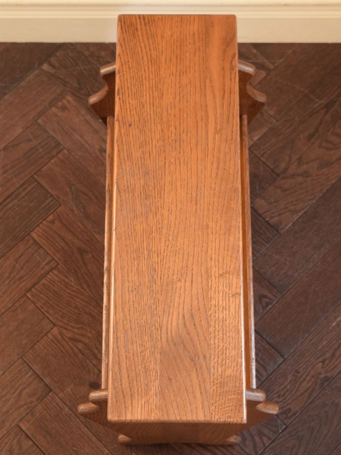 サイドテーブル付きのマガジンラック