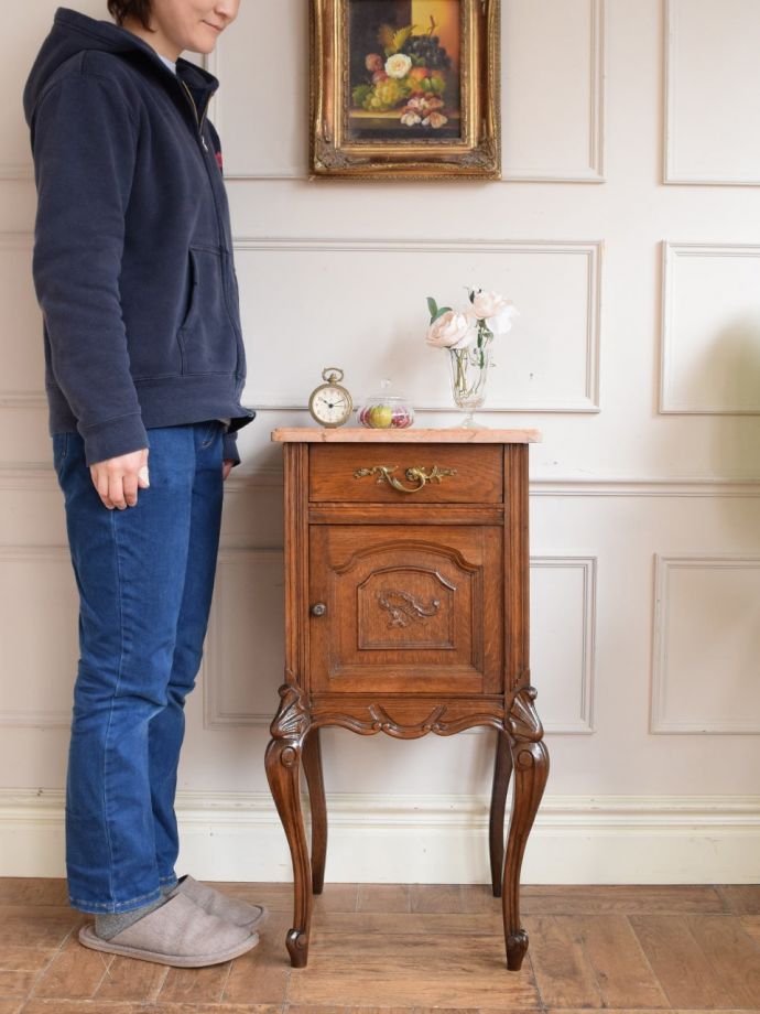 フランスの優雅なサイドキャビネット