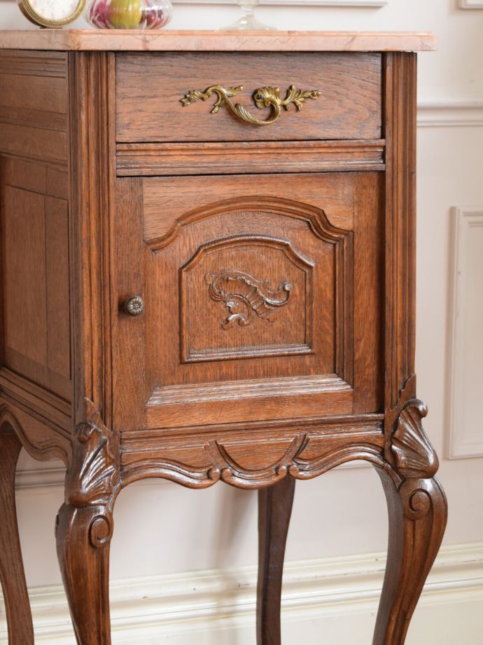 フランスのアンティークらしい美しい彫