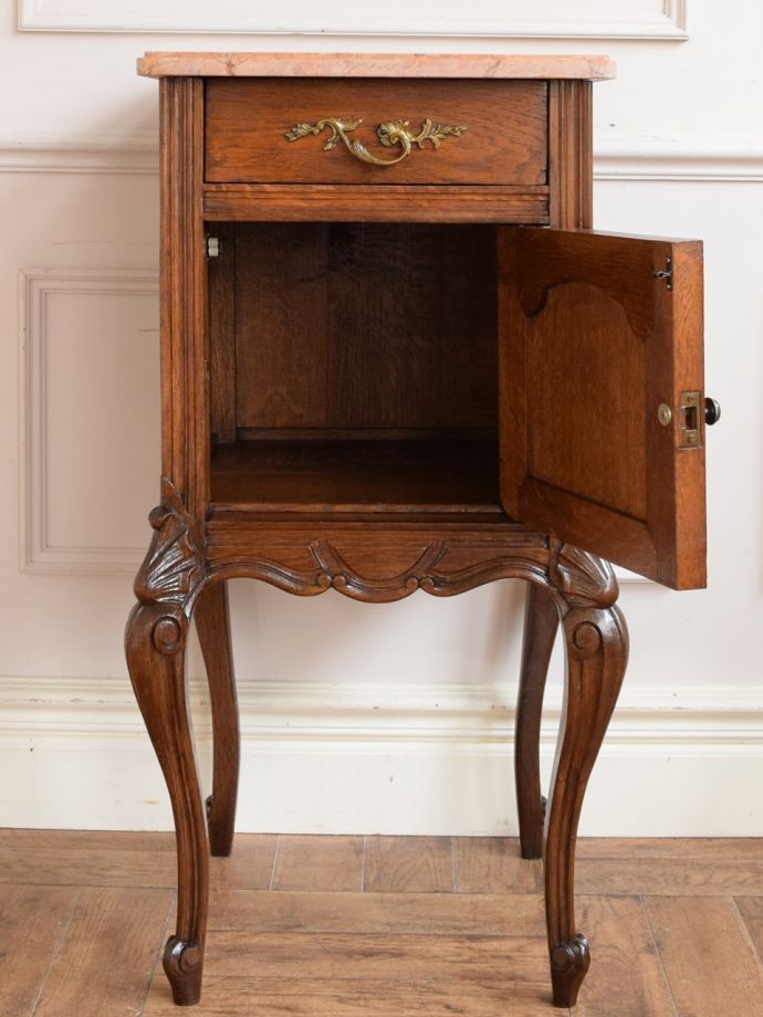 アンティークのサイドキャビネットの扉の中