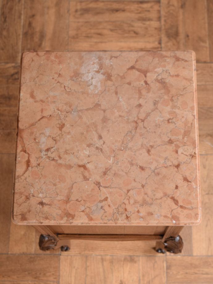 アンティークのサイドキャビネットの天板