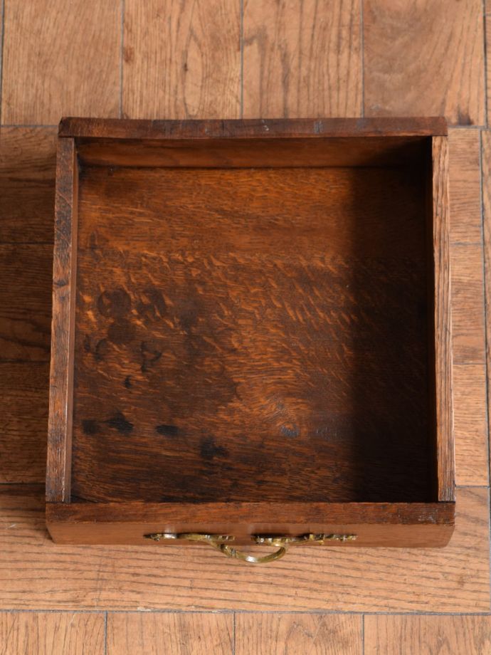 サイドキャビネットの引き出しの中