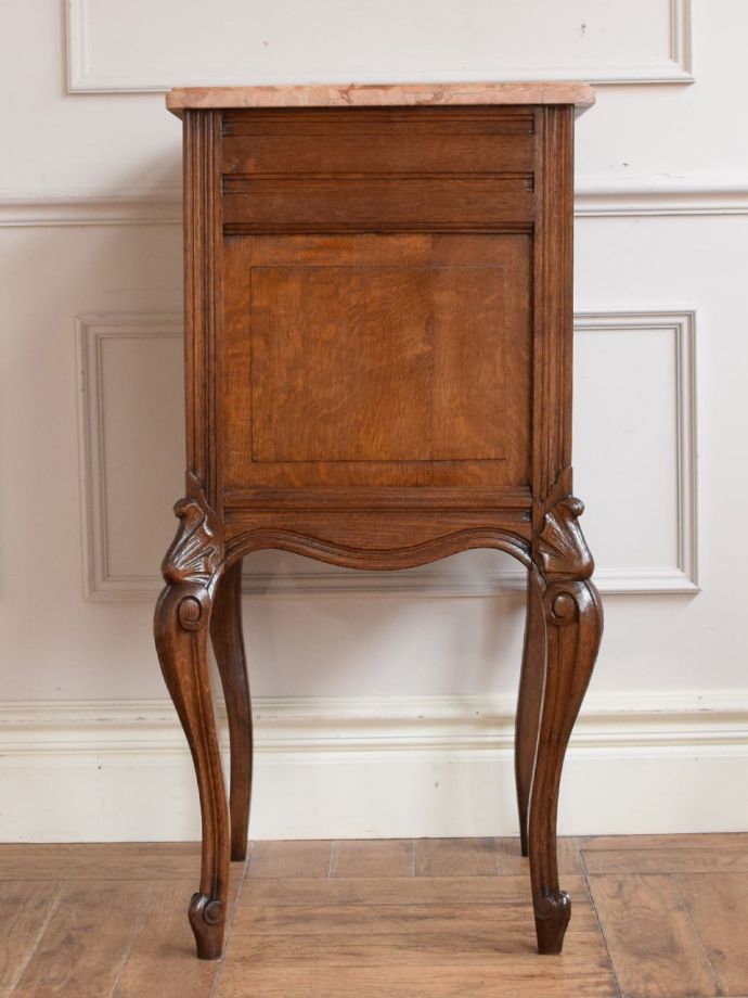 サイドキャビネットの後ろ姿