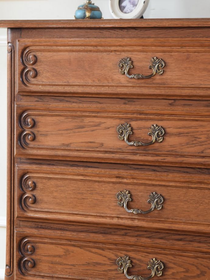 フランスの家具らしい美しいフォルム