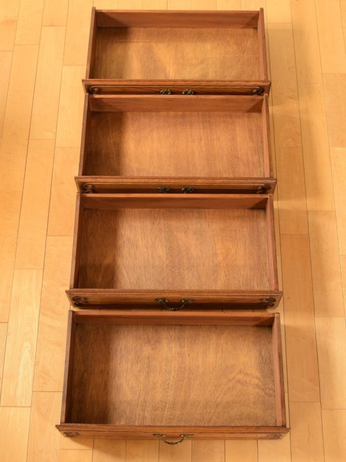 アンティークチェストの引き出しの中