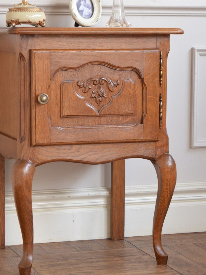 フランスのアンティークらしい美しい彫