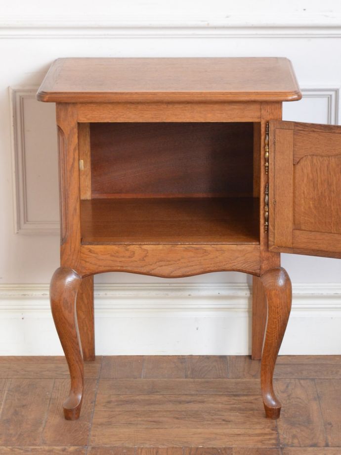 アンティークのサイドキャビネットの扉の中