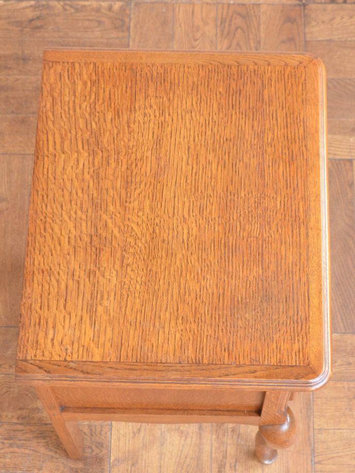 アンティークのサイドキャビネットの天板