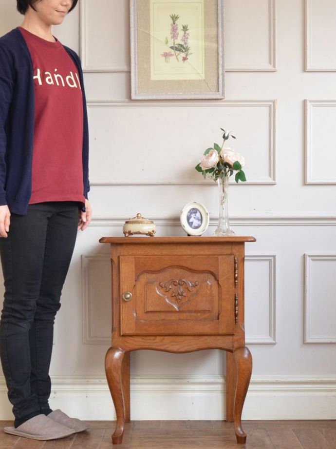 フランスの優雅なサイドキャビネット