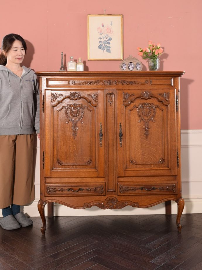 フランスの優雅なサイドボード