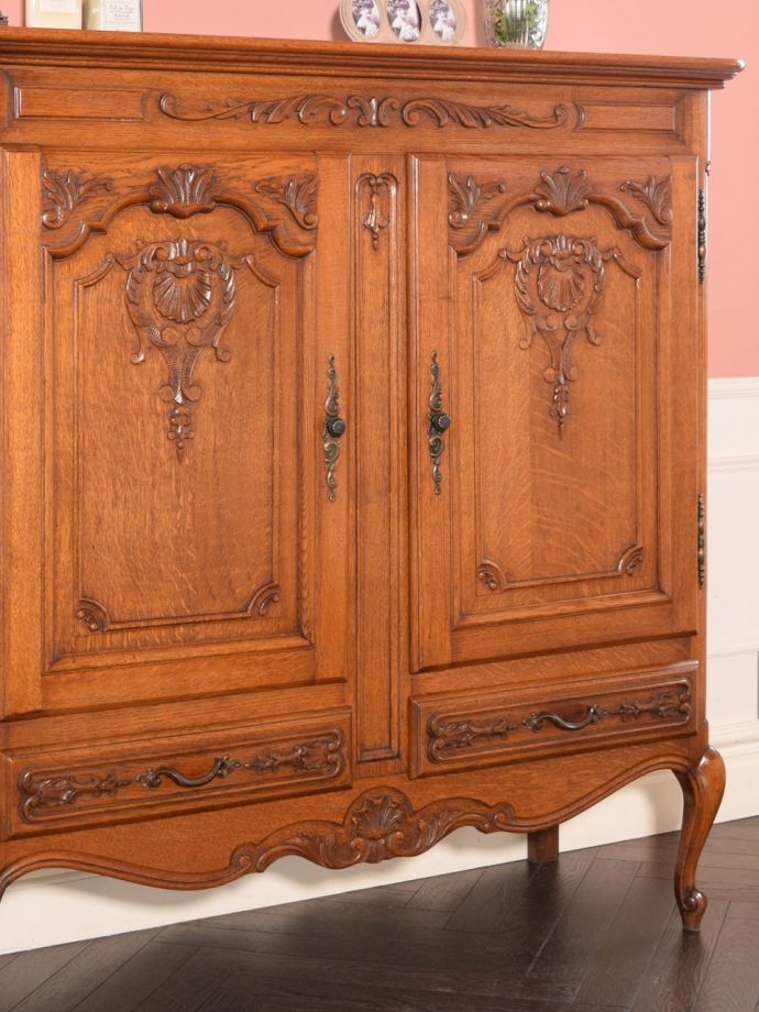 フランスアンティークらしい美しい彫