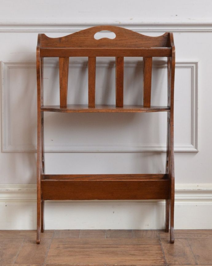 マガジンラックの後ろ姿