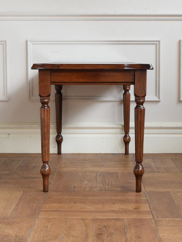 コーヒーテーブルの側面