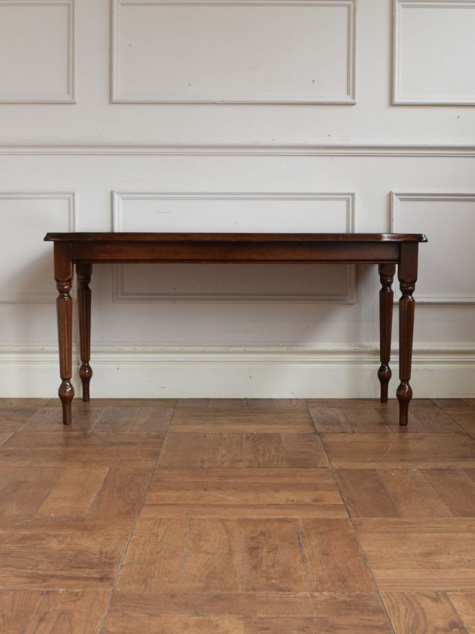 アンティークテーブルの横顔