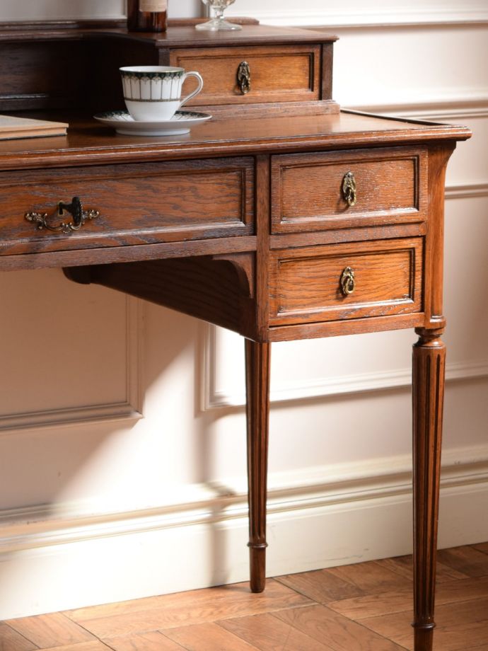 アンティークデスクの美しい木目