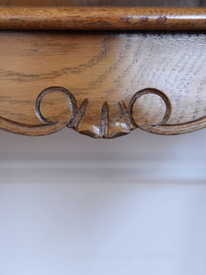 フランスアンティーク家具らしい彫