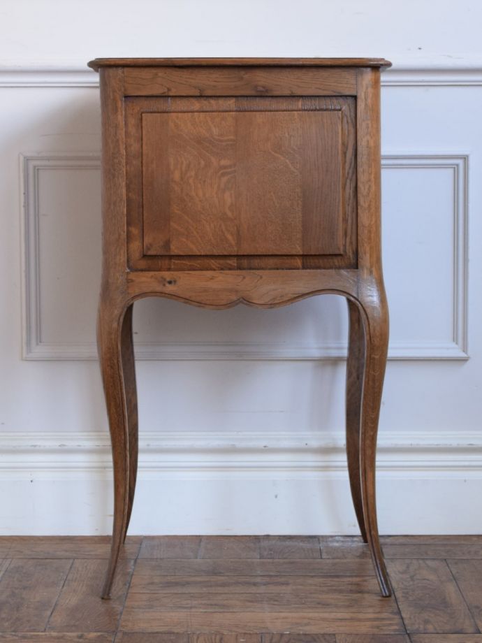 サイドチェストの後ろ姿