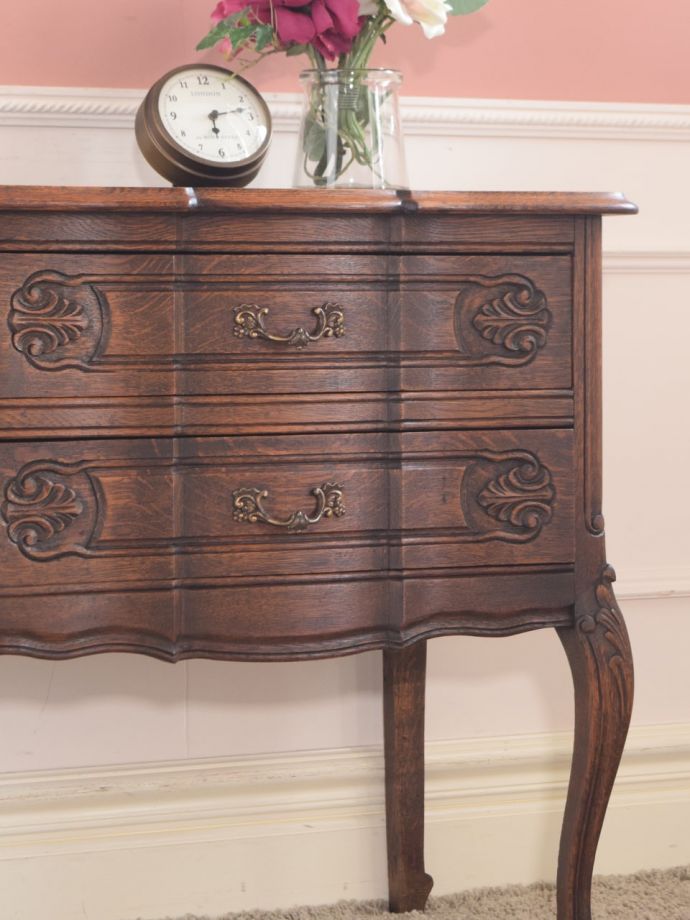 フランスの家具らしい美しいフォルム