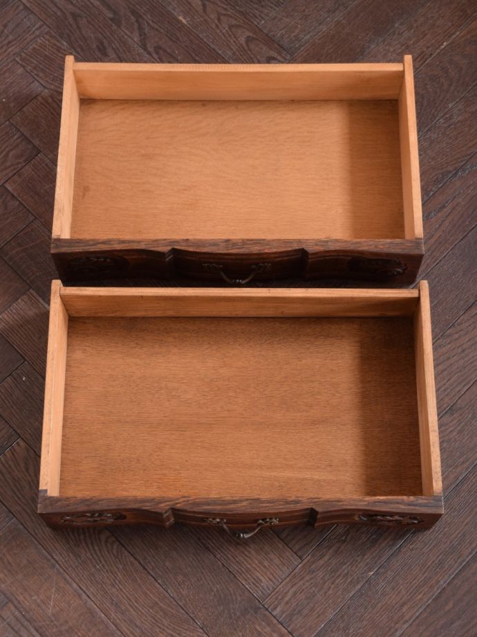 アンティークチェストの引き出しの中