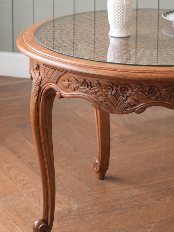 フランスの家具らしい美しいフォルム