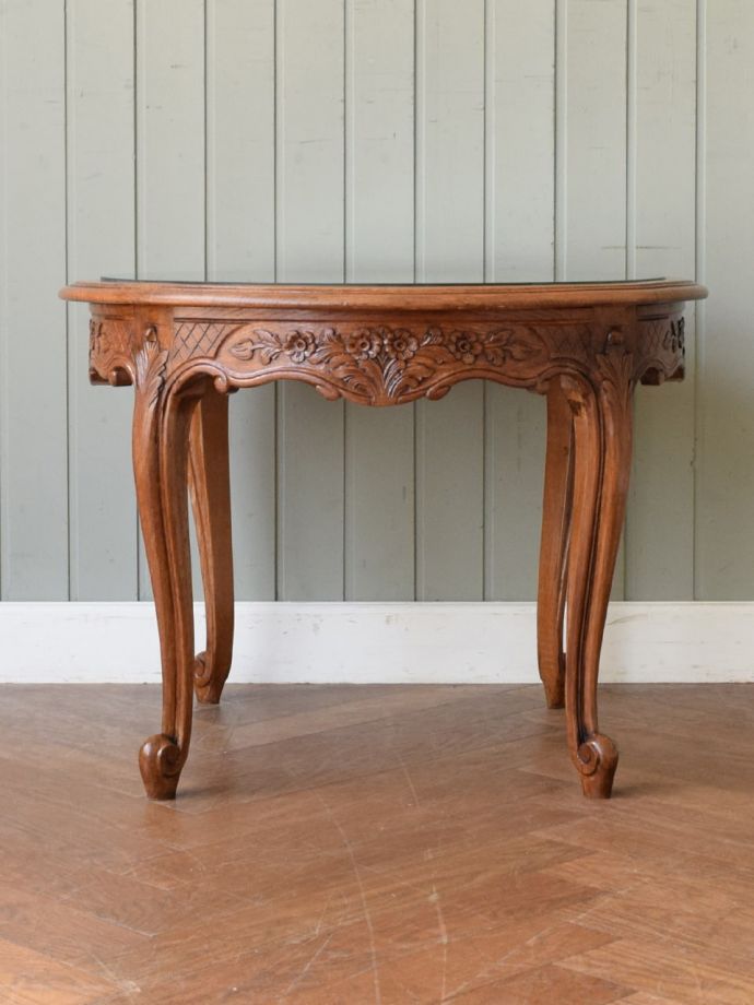 アンティークテーブルの横顔