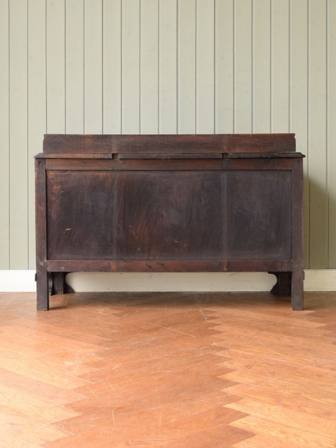 チェストの後ろ姿