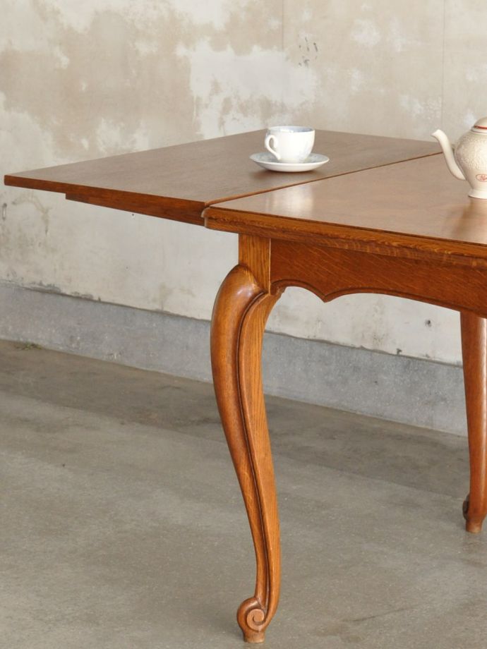 フランスの家具らしい美しい猫脚