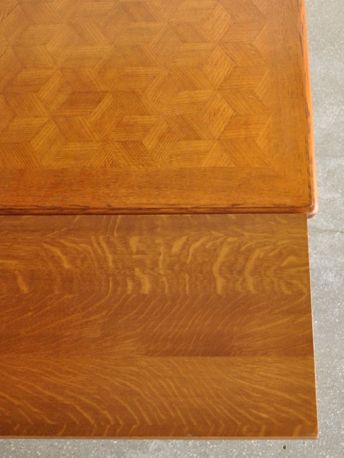 美しいパーケットリーのダイニングテーブル