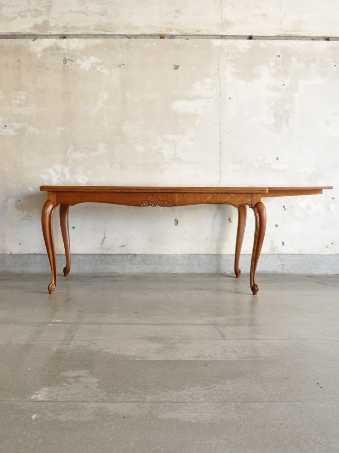 伸長式テーブルを片方開くと