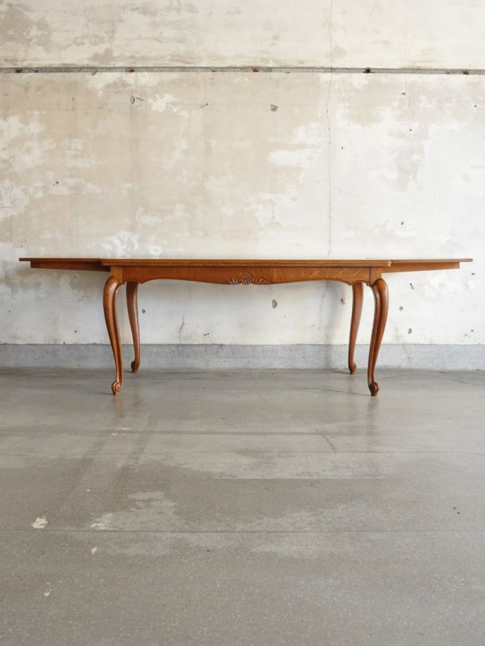 両方のリーフを開いた伸長式テーブル