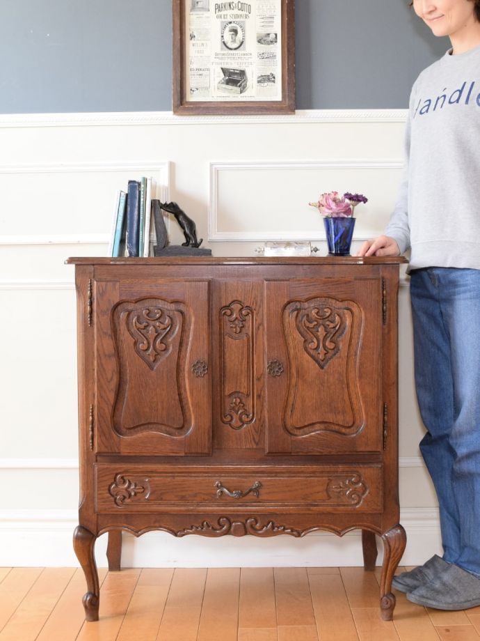 フランスの優雅なサイドボード