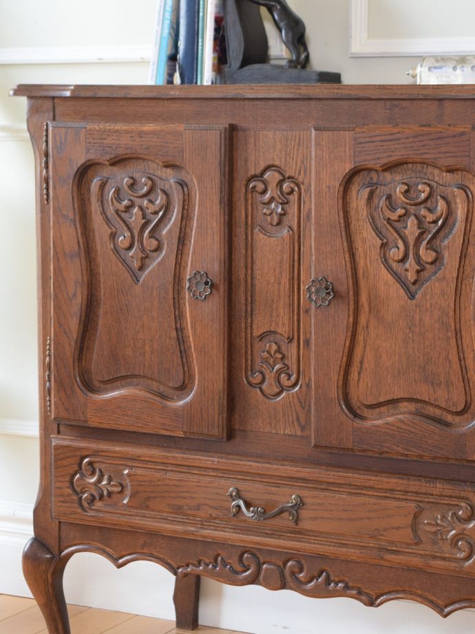 フランスのアンティークらしい美しい彫