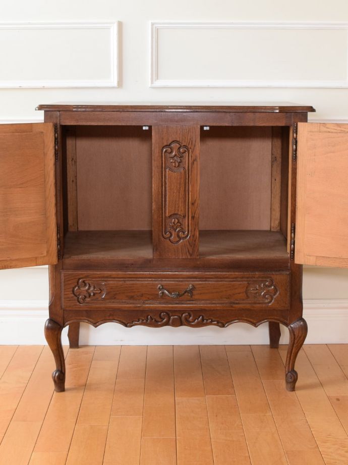 アンティークのサイドボードの扉の中