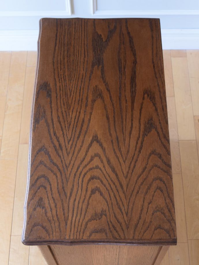 アンティークのサイドボードの天板