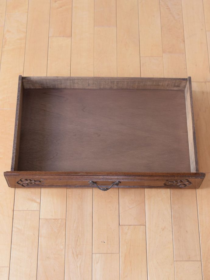 サイドボードの引き出しの中