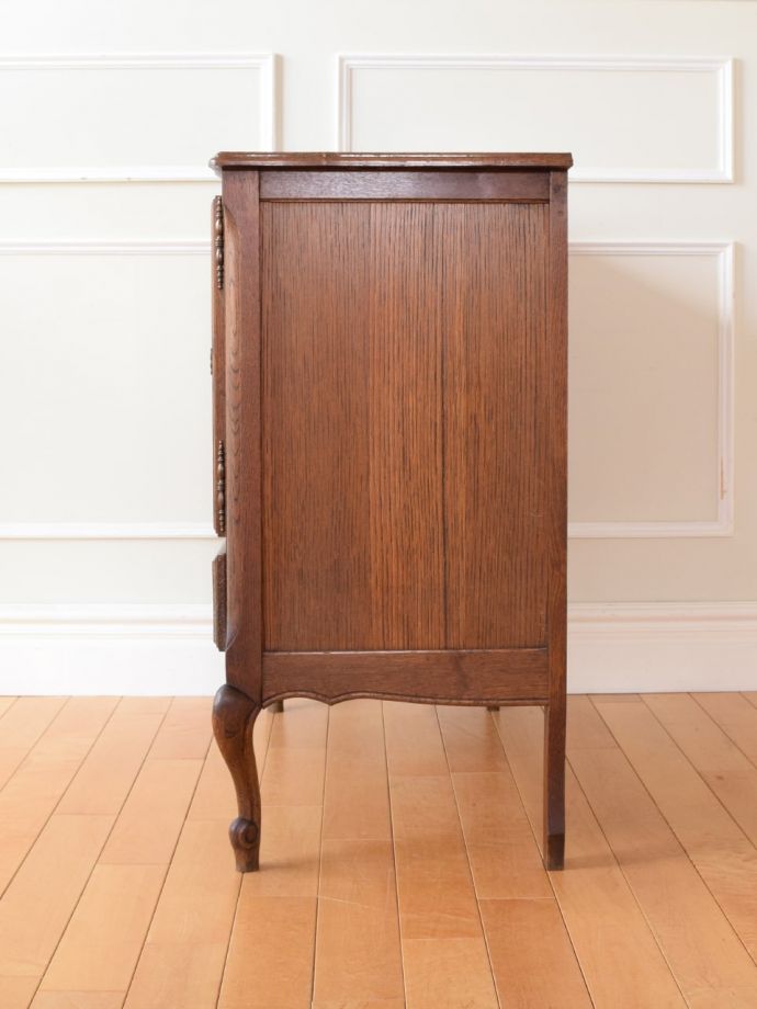 サイドボードの側面