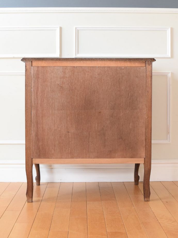 サイドボードの後ろ姿