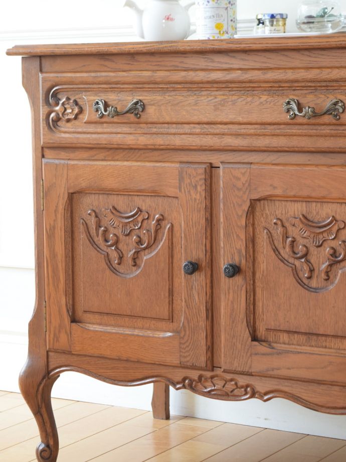 フランスのアンティークらしい美しい彫