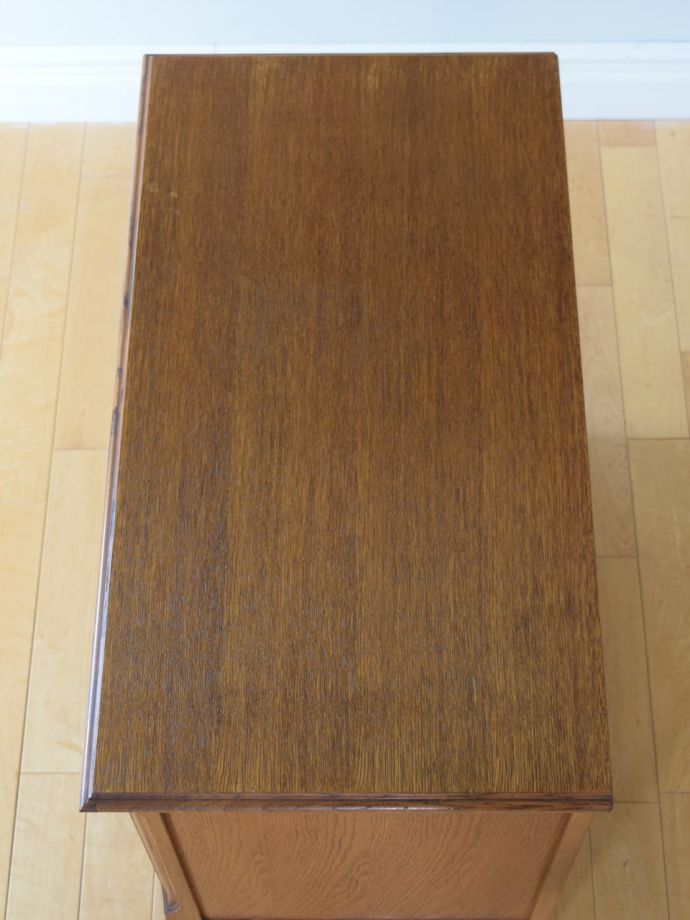 アンティークのサイドボードの天板