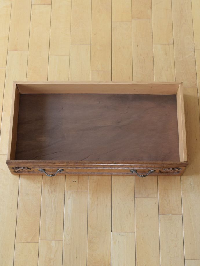 サイドボードの引き出しの中